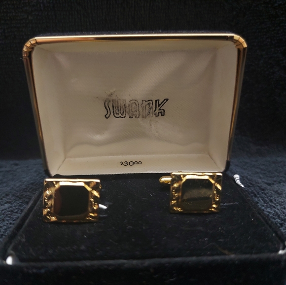 A Set of Gold Colored UN-Monogramed Stylish Cuff Links - Picture 1 of 8
